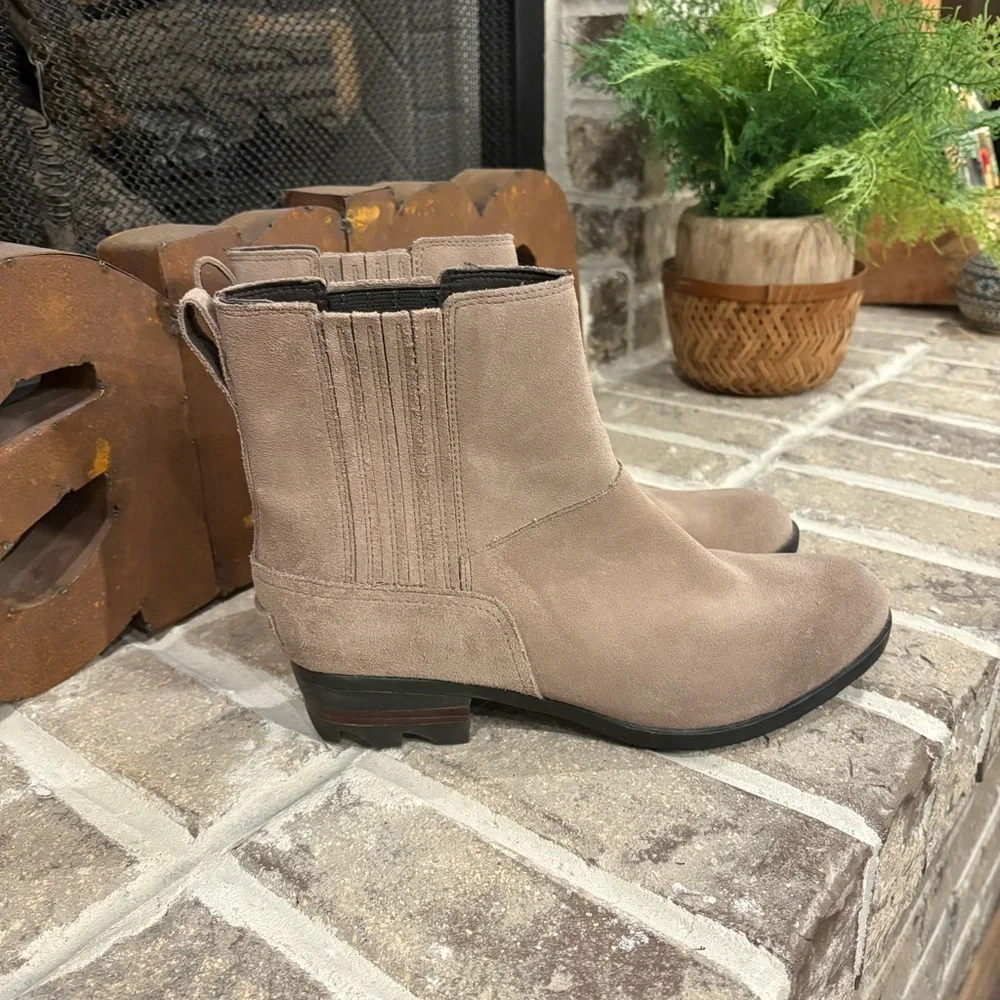 Sorel Women’s Lolla Chelsea Suede Boots Size 10